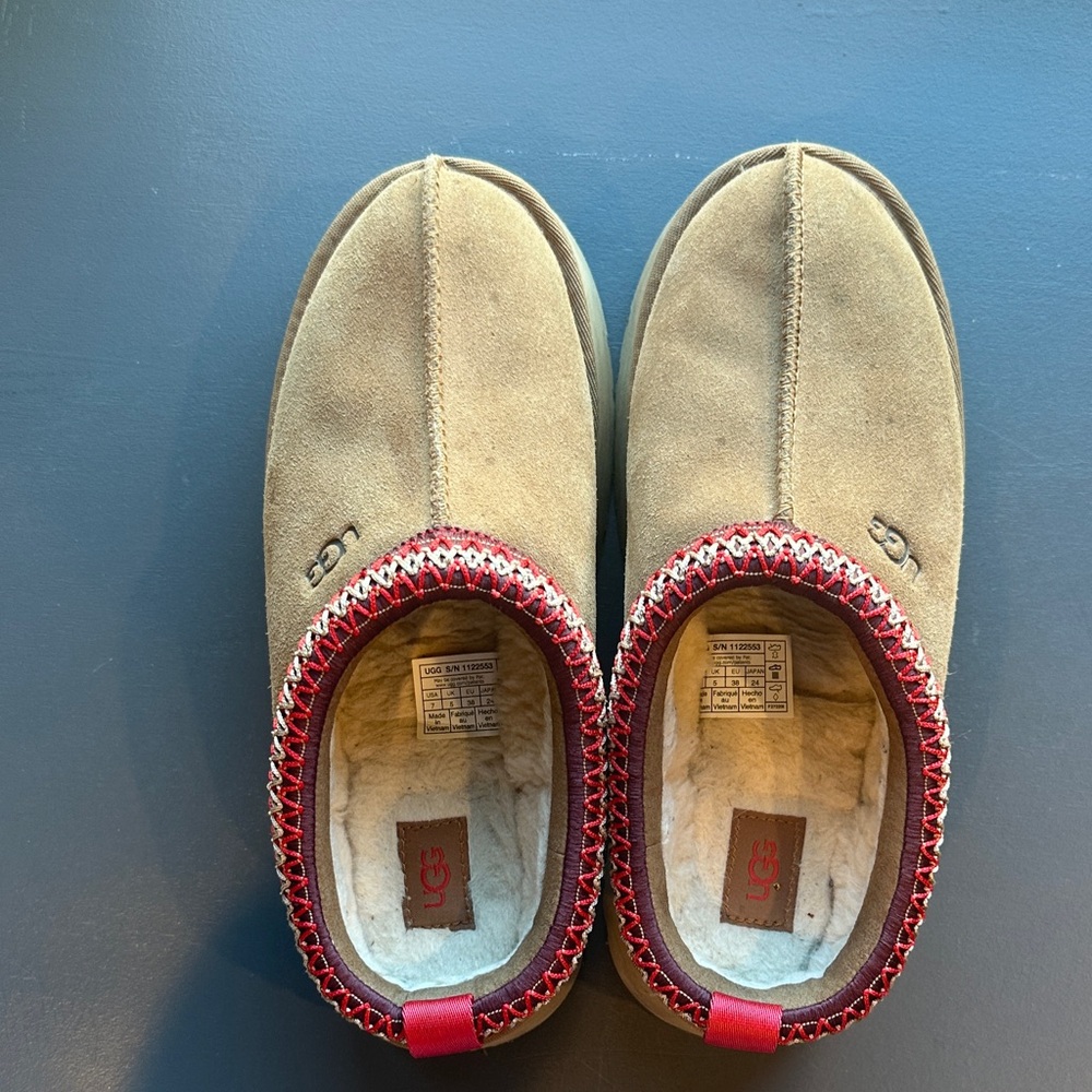 UGG  Tan Slippers with Red Accent - Picture 3 of 3
